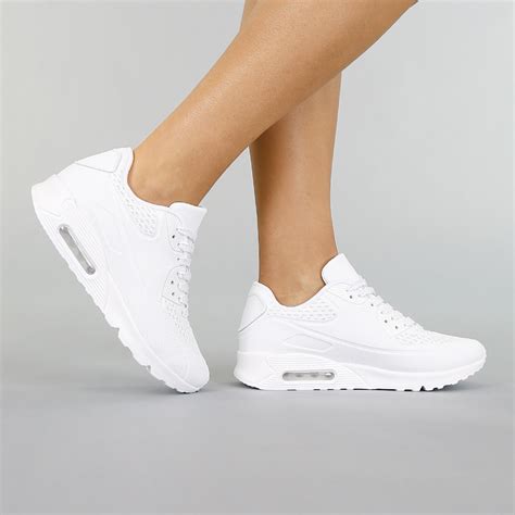 Witte sneakers .